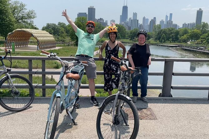 2 Hour Chicago Landmarks & Lakefront E-Bike Tour - Museum Campus flow: Field Museum, Soldier Field, and Adler Planetarium
