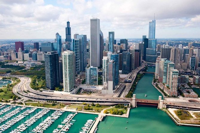 Arrival Private Transfer: O'Hare Airport ORD to Chicago in Business Car - Timing at the airport: flight tracking and 60 minutes of free waiting