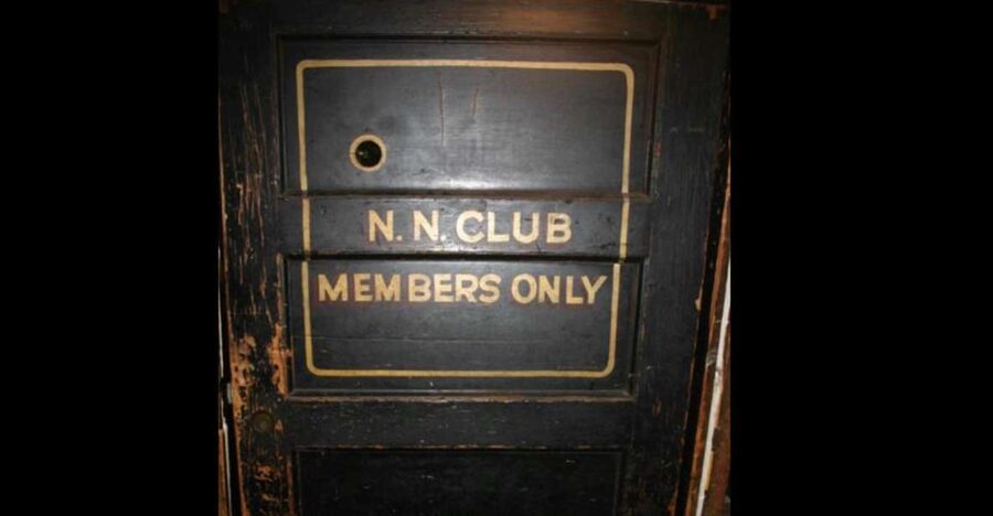 Chicago: 3-Hour Private Speakeasy Cocktail VIP Tour - Entering Chicago speakeasies through secret doors