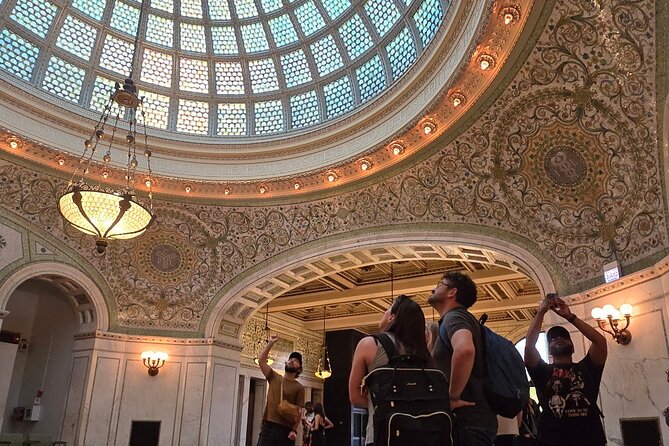 Chicago Architecture and True Crime Tour - Chase Tower finish: the photo moment and the illusion payoff