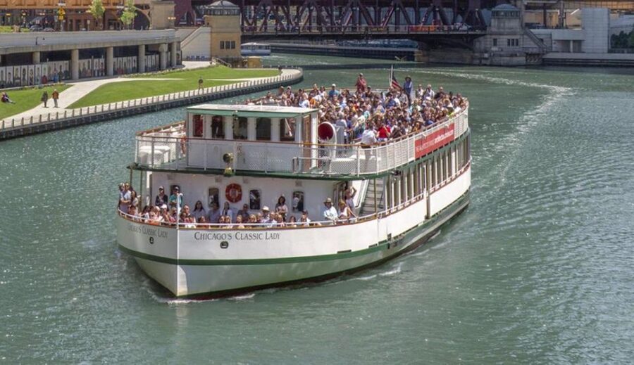 Chicago: Architecture Center Cruise on Chicago's First Lady - How the live docent stories make the buildings stick