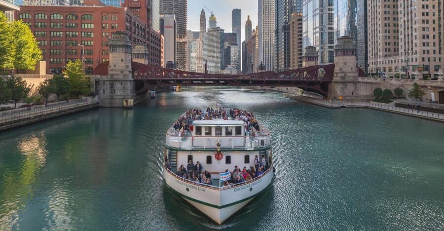 Chicago: Architecture Center Cruise on Chicago's First Lady - Getting to the boat: Black Awning and the riverwalk corner