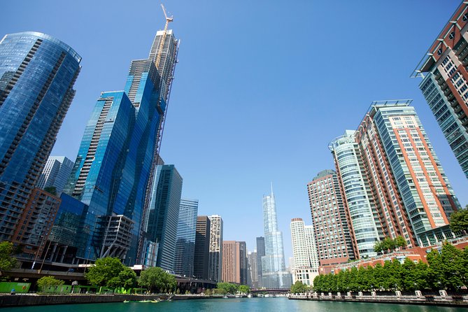 A tour boat on the Chicago River between the Loop towers