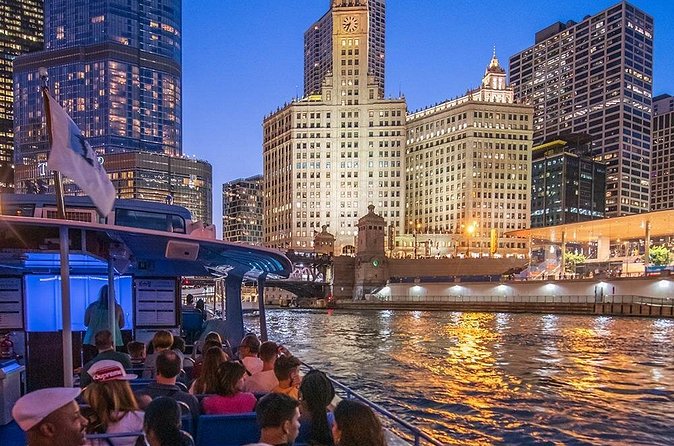 Chicago By Night River & Lake Cruise - Live Commentary: Where the Guide Makes the Difference