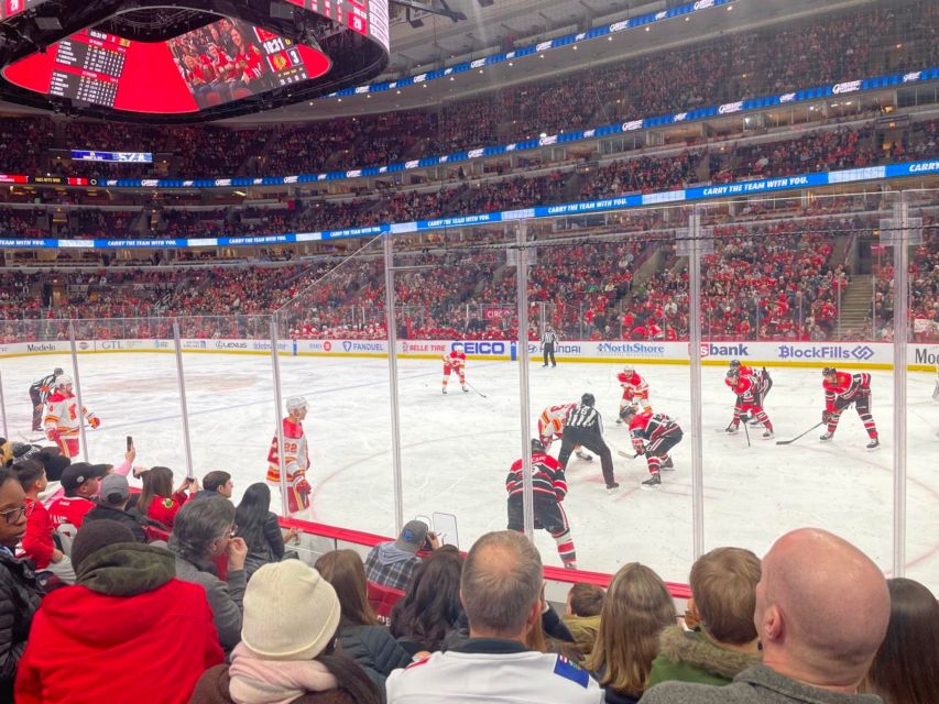 Chicago: Chicago Blackhawks NHL Game Ticket at United Center - United Center Game Night, Wrapped Into a Tight 3 Hours
