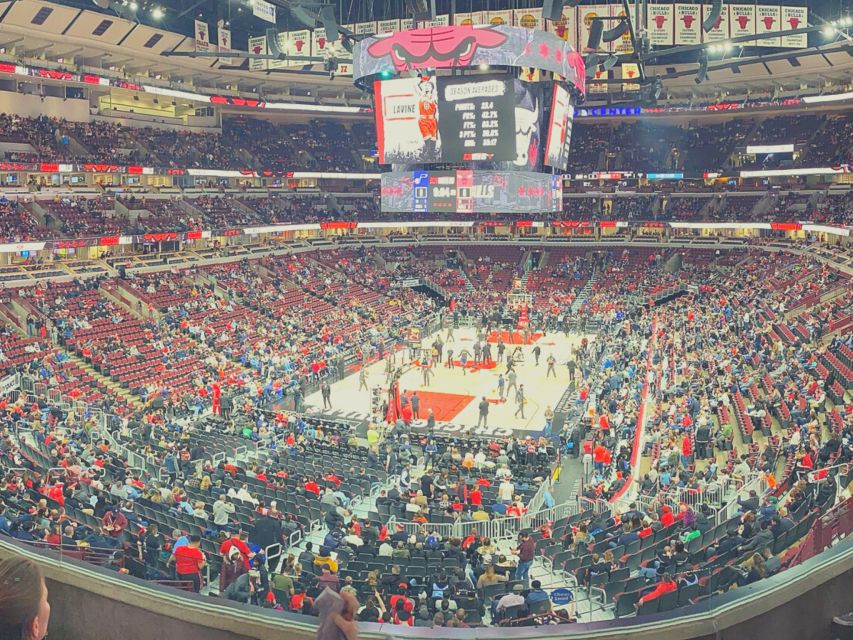 Chicago: Chicago Bulls Basketball Game Ticket - In-game fun: concessions, matchday activations, and the crowd pulse