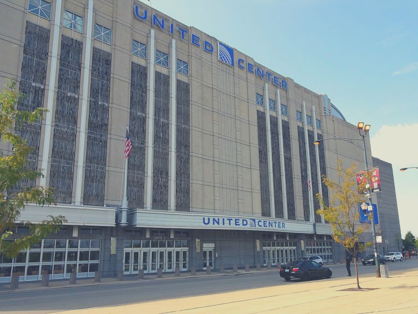 Chicago: Chicago Bulls Basketball Game Ticket - Wearing Bulls colors: the simplest way to feel like you belong