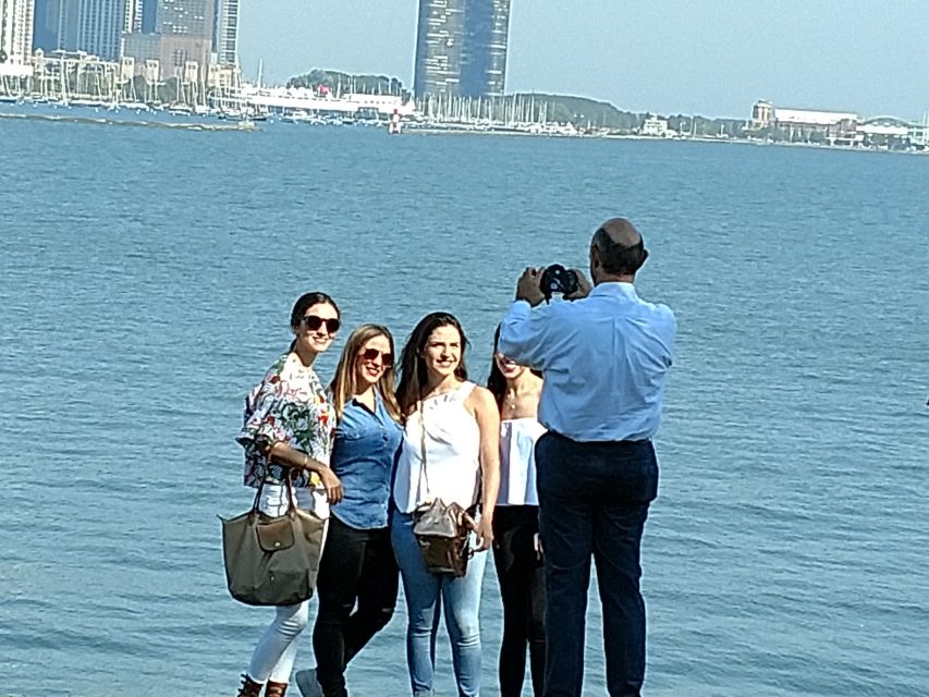 Chicago: City Minibus Tour with Optional Architecture Cruise - Gold Coast and Lincoln Park scenery, including the Playboy Mansion site