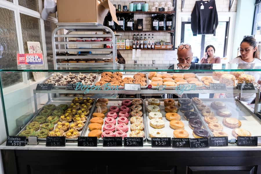Chicago: Downtown Donut Tour with Tastings - Why this downtown donut walk works so well