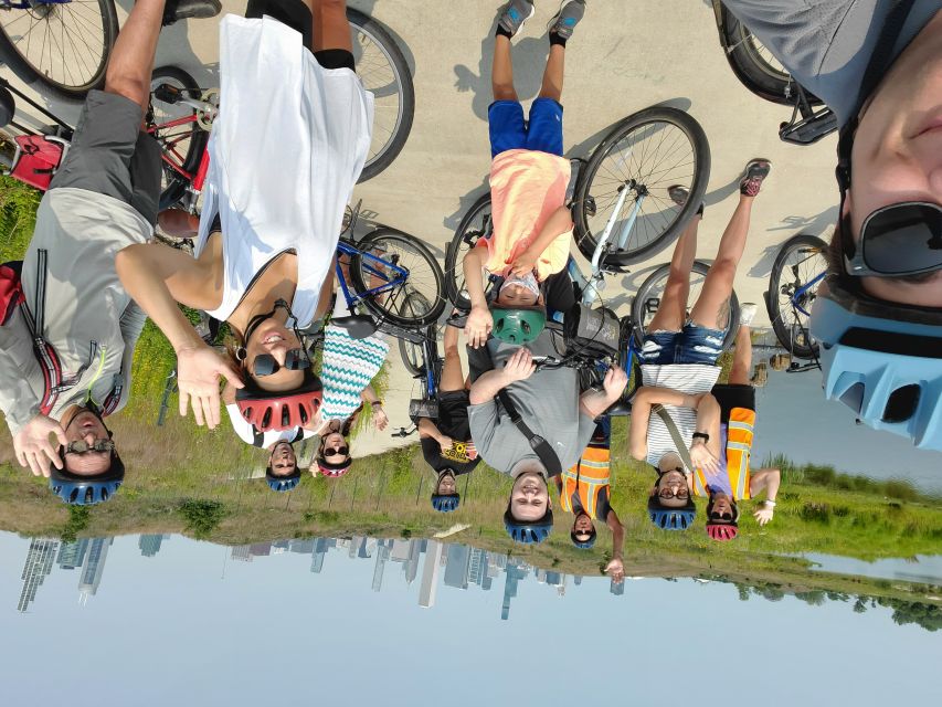 Chicago: Downtown Family Food Tour by Bike with Sightseeing - Buckingham Fountain at Grant Park: lakeside views with a downtown vibe