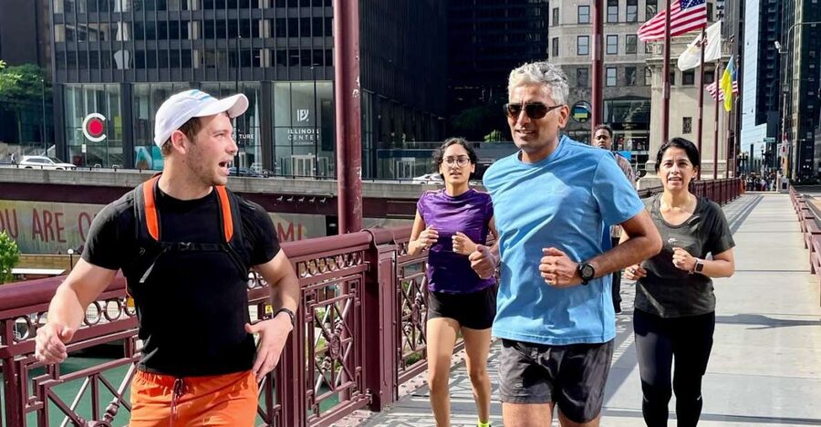 Chicago: Downtown Highlights Running Tour - Where you meet: Pioneer Plaza by the Apple Store