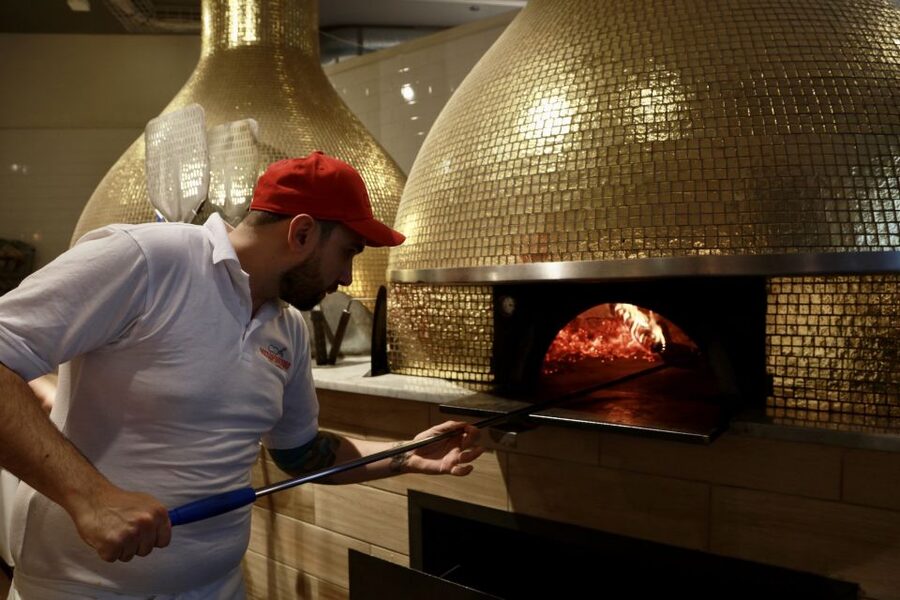 Chicago: Downtown Pizza Guided Walking Tour with Tastings - Starting at Robert’s Pizza, where the walk stays easy and efficient