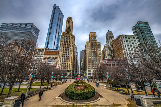 Chicago Food Tour with The Magnificent Mile and Millennium Park - Lou Malnatis Deep-Dish Pizzeria: The Best Possible First Bite