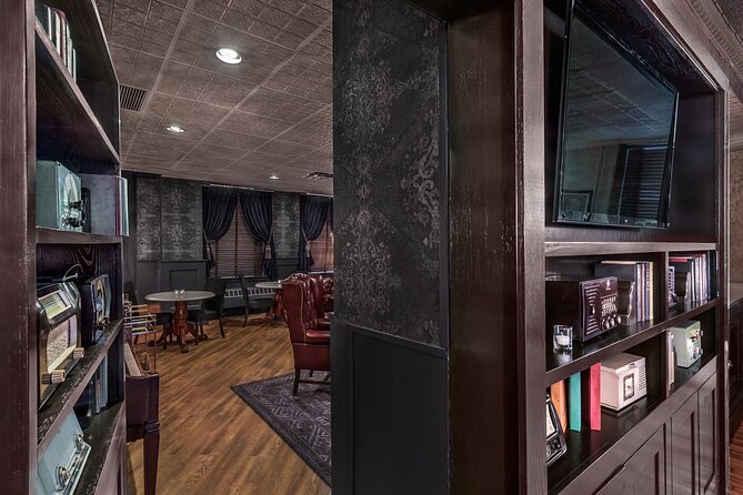 Chicago Gangster and Food Walking Tour - Stop 1 in River North: Steak, Secret Tunnels, and Deep Dish in an Old Mansion