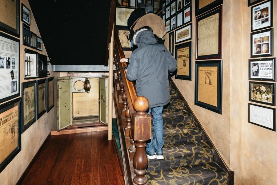 Chicago: Gangsters and Food Tasting Walking Tour - Pro tips to enjoy the 2-hour route without feeling rushed