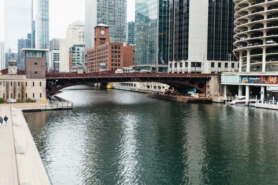 Chicago: Gangsters and Ghosts Guided Walking Tour - Chicago Theatre and Palmer House: big architecture with darker backstories