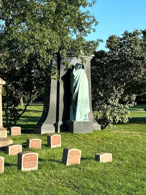 Chicago: Graceland Cemetery Guided Walking Tour - Key tour takeaways at a glance
