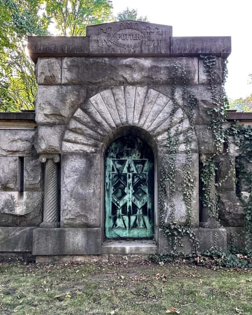 Chicago: Graceland Cemetery Guided Walking Tour - The 2 hour walking rhythm you should plan for