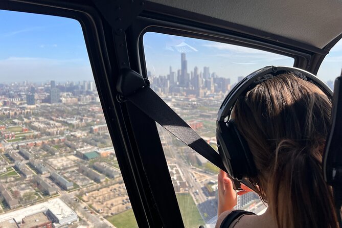 Chicago Helicopter 10-Minute Tour for up to Three Passengers - Stop 1: Downtown and The Loop, Up Close in Three Minutes