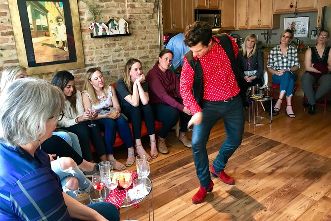 Chicago Hidden Gem: Mid-Century Cocktail Bars Walking Tour - Stop One: the first door, the first mood