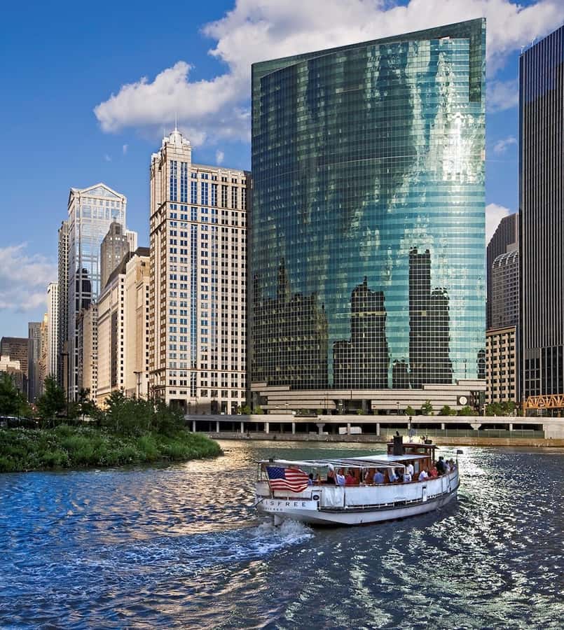 Chicago: Historic Architecture Chicago River Small Boat Tour - A 90-minute cruise built around real architectural viewing