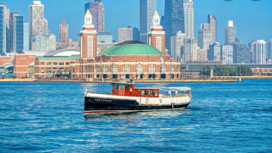 Chicago: Historic Architecture Chicago River Small Boat Tour - Getting good seats and catching every word on this small boat