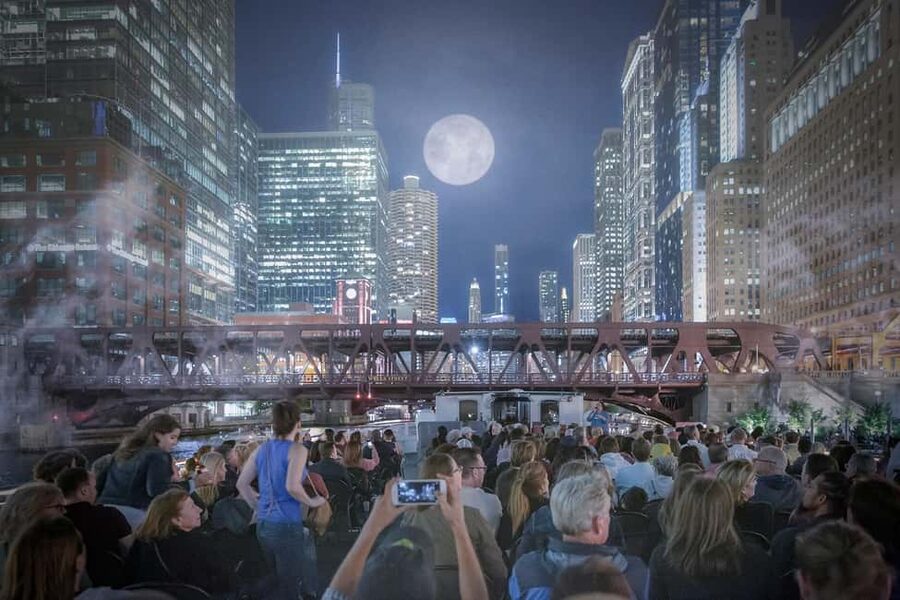 Chicago: Historic Gangsters & Twilight Tales Night Cruise - Entering the “twilight tales” mood on a 1.5-hour Chicago River cruise