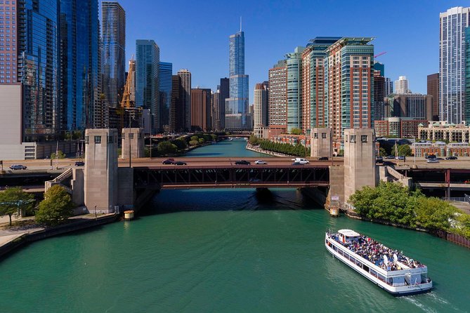 Chicago Lake and River Architecture Tour - Lake Michigan views: where the wind tests your jacket
