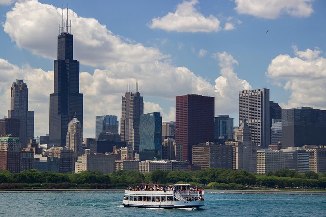 Chicago Lake and River Architecture Tour - Chicago River highlights: locks, skyline layers, and the on-the-hour fountain