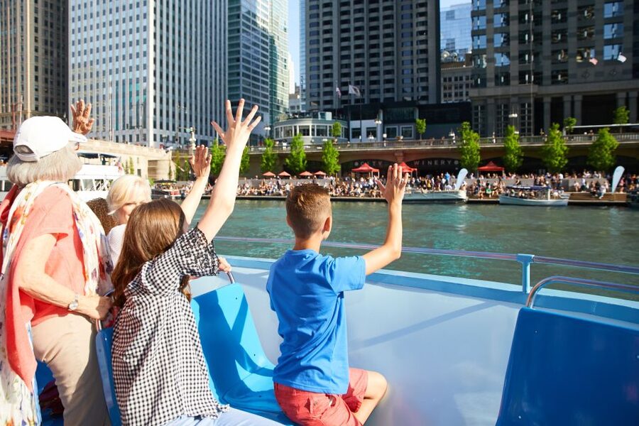 Chicago: Narrated Sightseeing River and Lake Cruise - From Michigan Avenue to the water: where the cruise starts