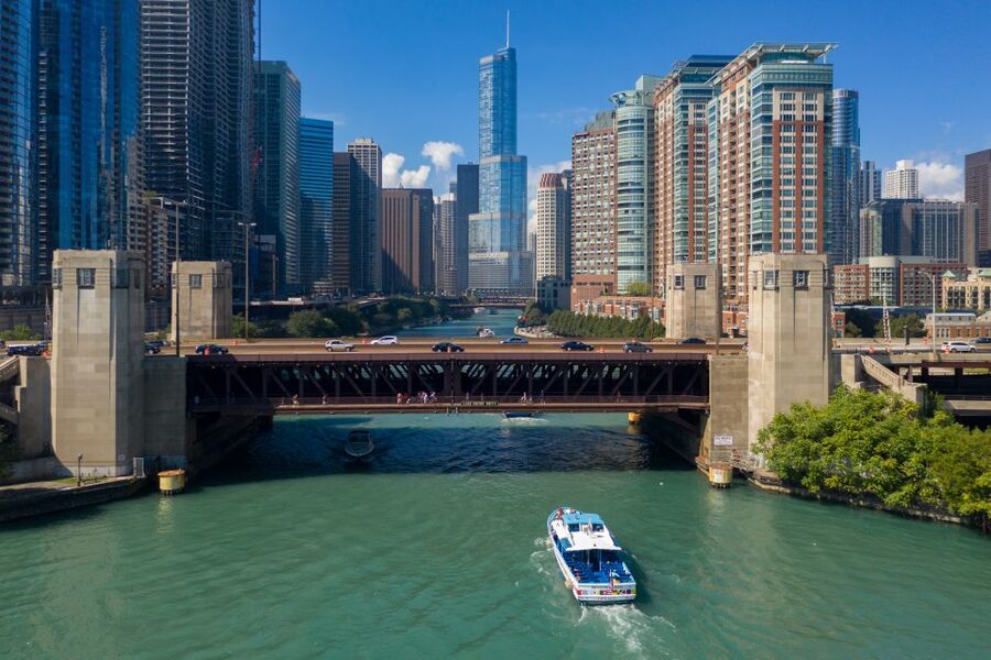 Chicago: Narrated Sightseeing River and Lake Cruise - Lake Michigan: big skyline, real water, different light