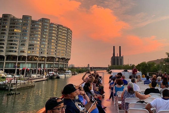 Chicago River 90-Minute Architecture Boat Tour - A 90-minute architecture cruise that actually teaches