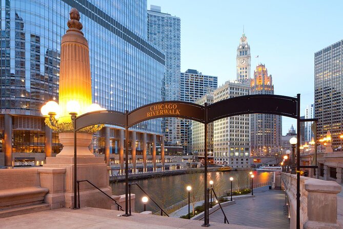 Chicago River 90-Minute Architecture Tour - Deck Choice: Outdoor Views Versus Indoor Heating