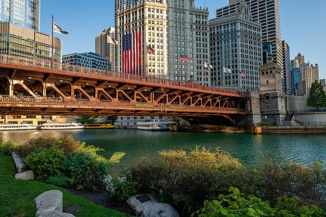 Chicago Riverwalk Self-Guided Walking Tour - Stop 5: Marina Towers, a City Inside a City