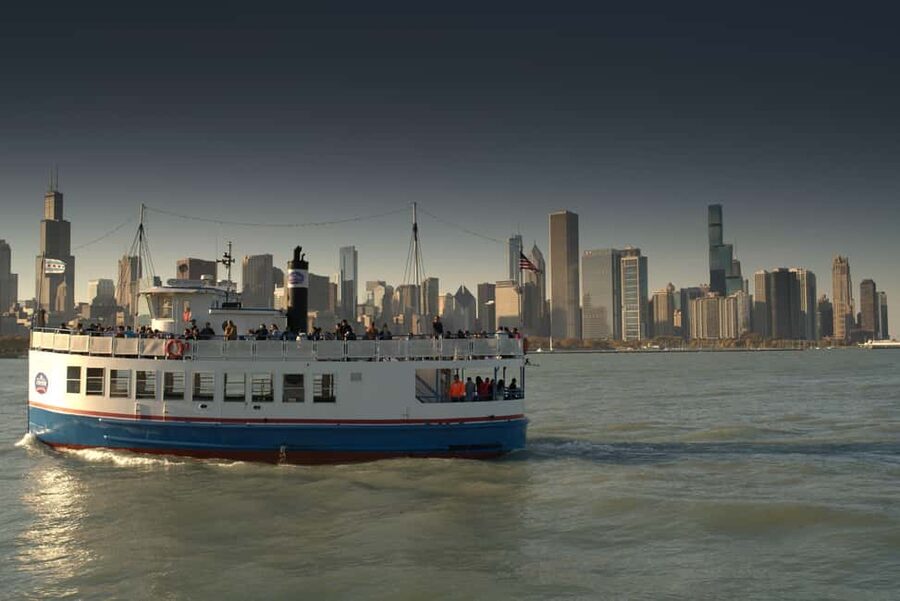 Chicago: Shoreline Lake Michigan Skyline Cruise - Willis Tower, Field Museum, 360 Chicago: quick photo stops that actually matter