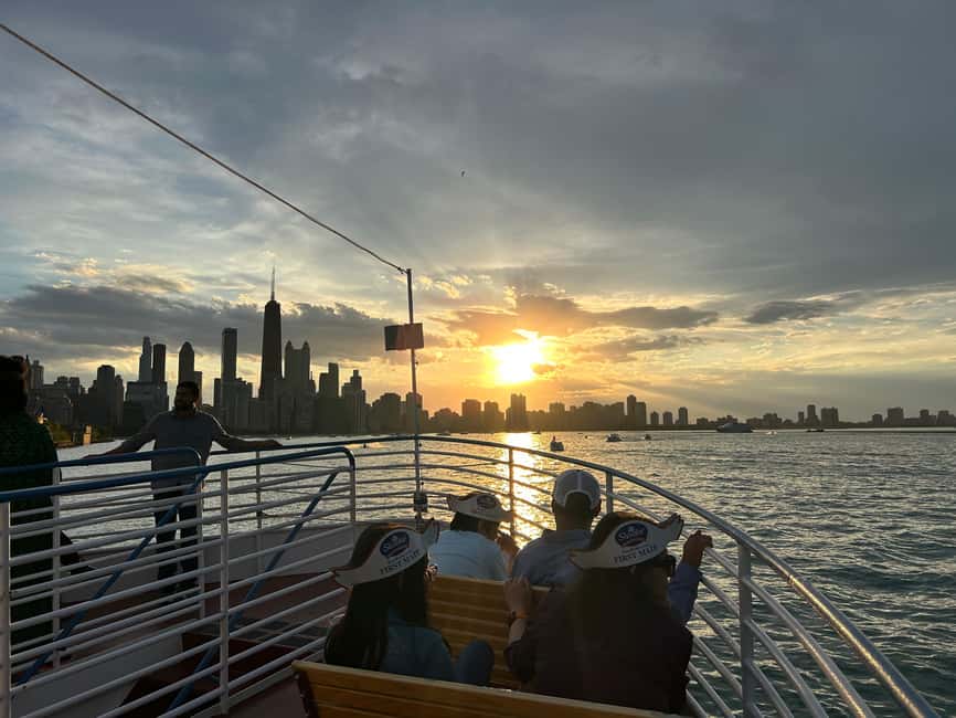 Chicago: Shoreline Lake Michigan Skyline Cruise - Onboard comfort: bar, bathroom, and what you can bring