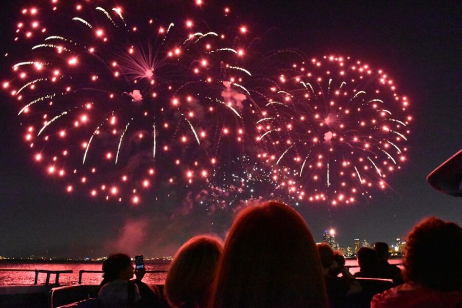 Chicago: Summer Fireworks Cruise with 3D Glasses and Music - Why the Navy Pier fireworks feel different from Lake Michigan