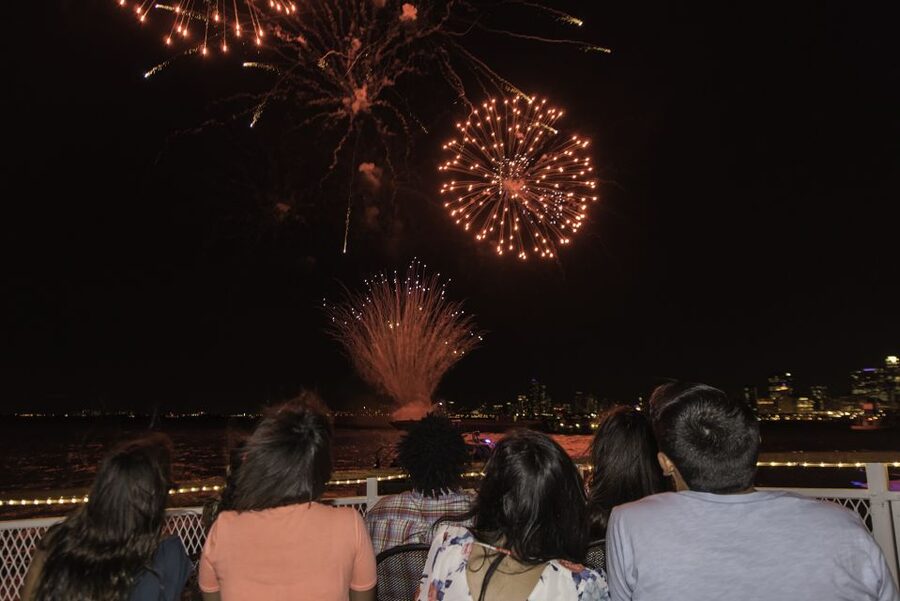 Chicago: Summer Fireworks Cruise with 3D Glasses and Music - The onboard flow: Chicago River narration and skyline photo moments