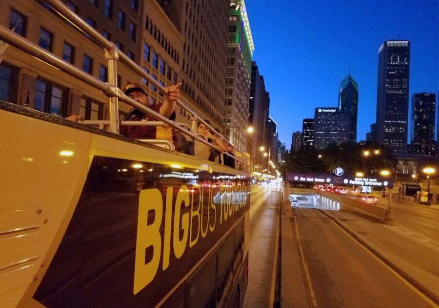 Chicago: Sunset Tour by Open-top Bus with Live Guide - River North, Michigan Avenue, and the Lights Along the Route