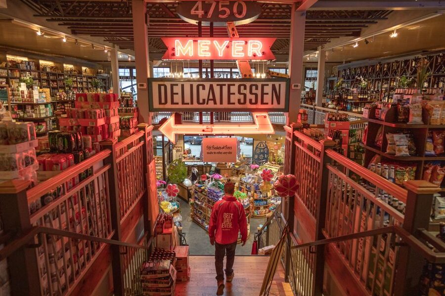Chicago: The Ultimate Foodie Walking Tour with Tasty Stops - Deep-Dish Pizza at the Right Moment: Hearty, Old-School, and Filling