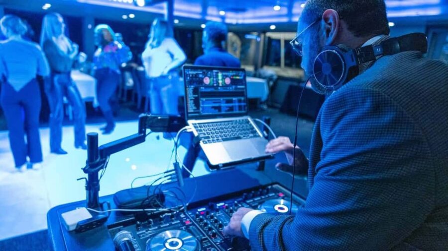City Cruises Chicago: Premier Lunch or Dinner Cruise - Live DJ and Dancing: Fun Energy With a Few Reality Checks