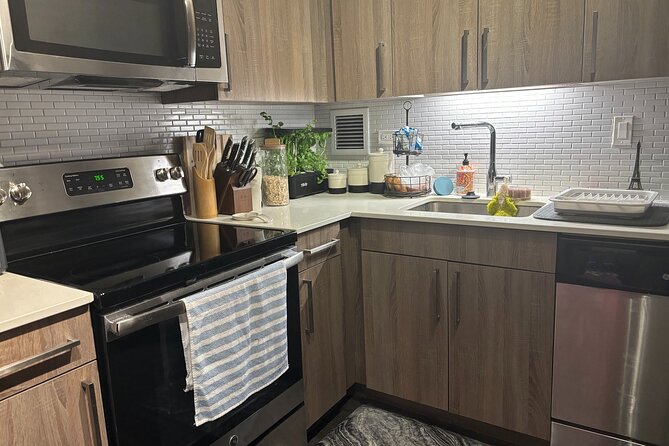 Experience Chicago Cooking Class with Deep Dish Pizza or Pasta - Cooking Chicago in Someone’s Apartment, With Nancy and Hailey