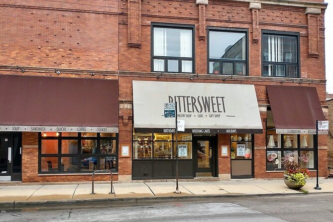 Fun Chicago Bike Tour with Pizza, Hot Dogs, Cupcakes and Beer - Stop 1: Lou Malnati’s Deep-Dish Pizza, Where Chicago Flavor Starts