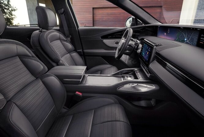Luxury Sedan O'Hare/Midway Airport (Curbside) <-> Chicago Ony Way - Curbside pickup at O’Hare or Midway, without the maze