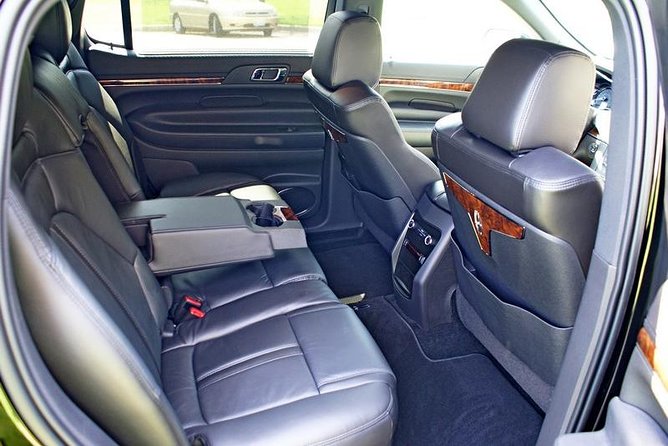 O'Hare Airport Transfer to Chicago by Luxury Sedan - Inside Meet - Driver Meet, Luggage Help, and What Happens With Delays