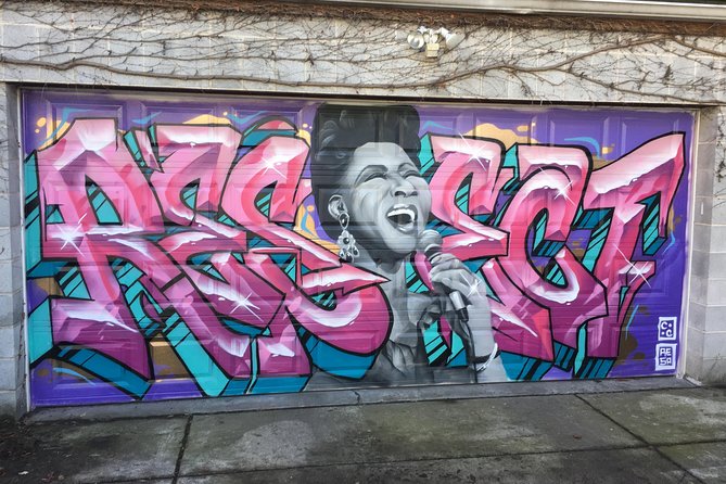 Offbeat Street Art Tour of Chicago: Urban Graffiti, Art, and Murals - Stop 1: The Goddess and Grocer Bucktown Wall Stories (20 minutes)