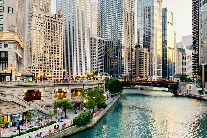Private Chicago Guided Tour with Hotel Pickup - Richard J. Daley Center and Daley Plaza: architecture-first Chicago in 20 minutes
