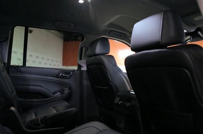 Private Luxury 6-Pax SUV Limo Transfer from or to Chicagoland Airport and Suburb - Group size: why 6 passengers is a sweet spot