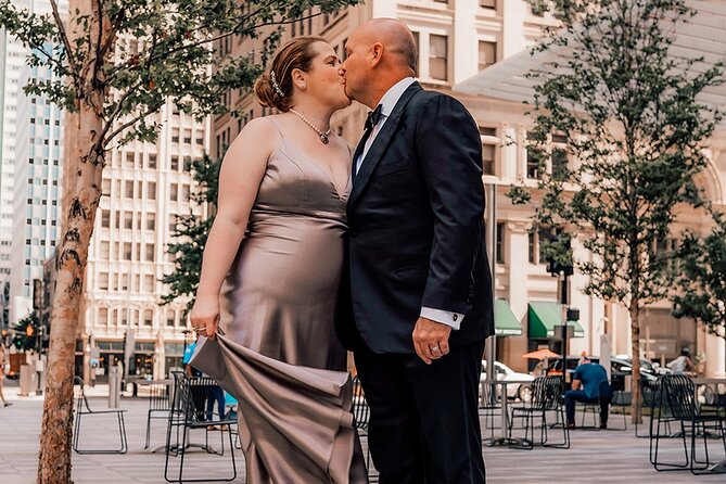 Private Vacation Photoshoot with Photographer in Chicago - Why This Photoshoot Starts at the Wrigley Building