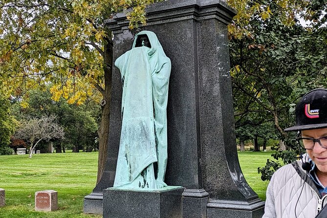The Deep Pockets Of Graceland Cemetery Walking Tour - Stop 1: Graceland Cemetery’s wealthy tombs, and what to notice